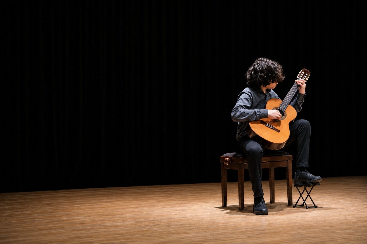 Allievo di chitarra classica durante un saggio del Centro Musicale Tor Vergata