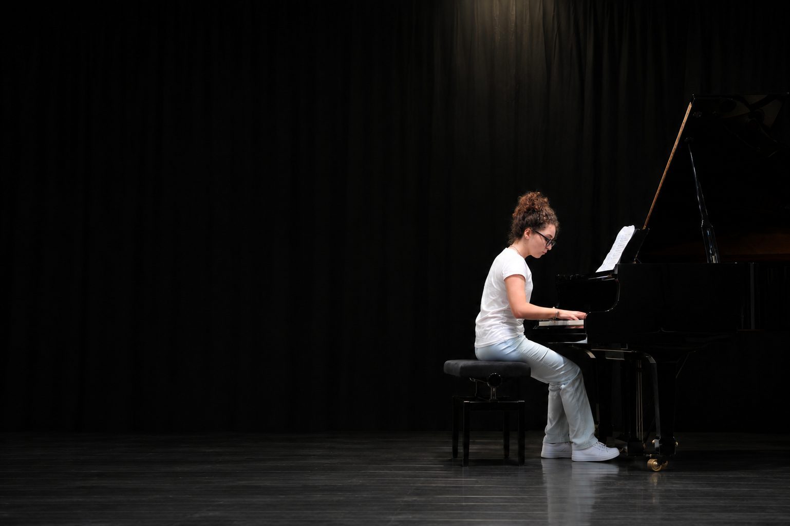 Allieva al pianoforte durante un saggio del Centro Musicale Tor Vergata