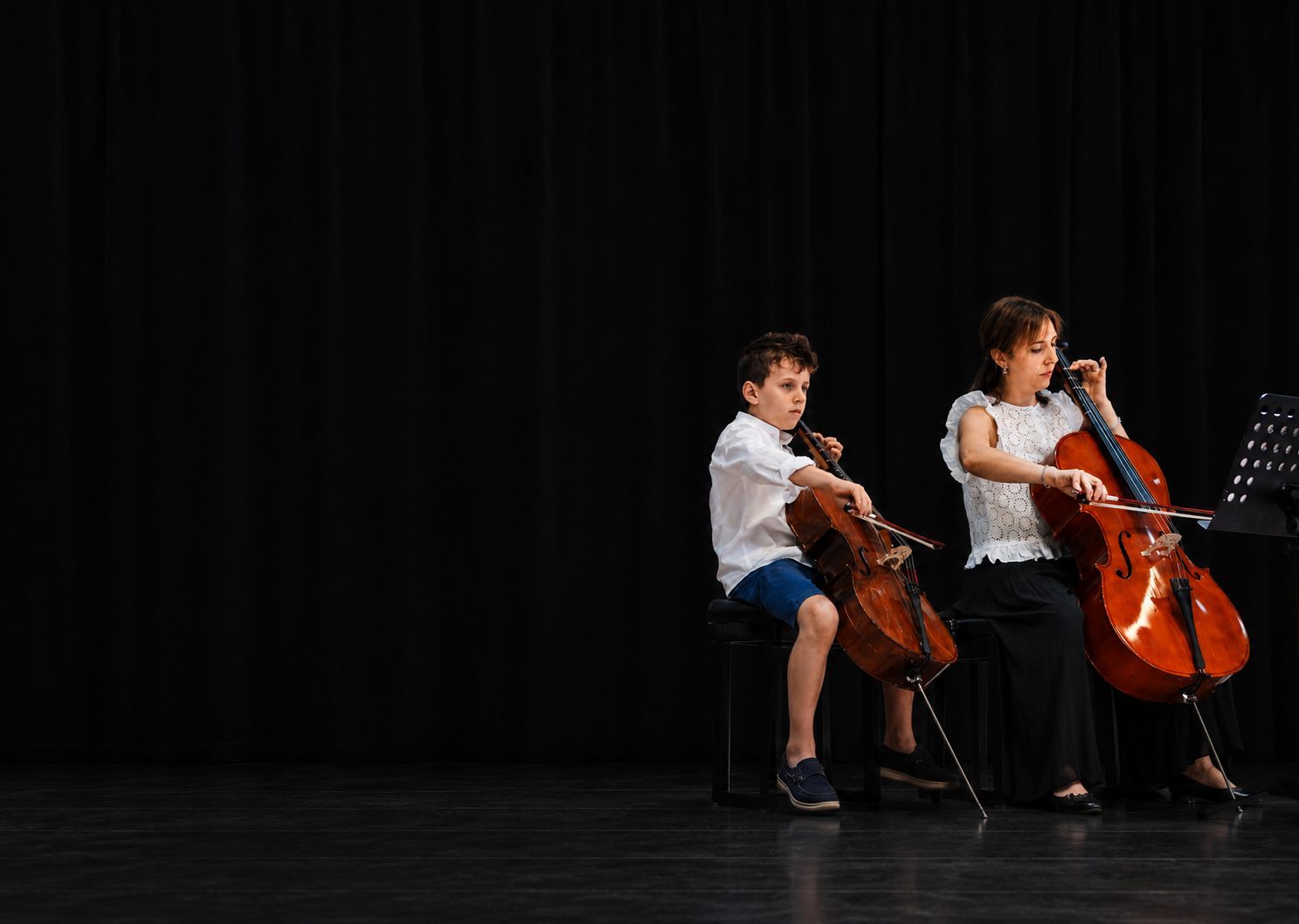 Allieva di violoncello durante il saggio del Centro Musicale Tor Vergata